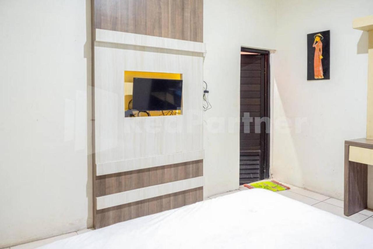 My Hommy Homestay Mitra Reddoorz Surabaya Buitenkant foto