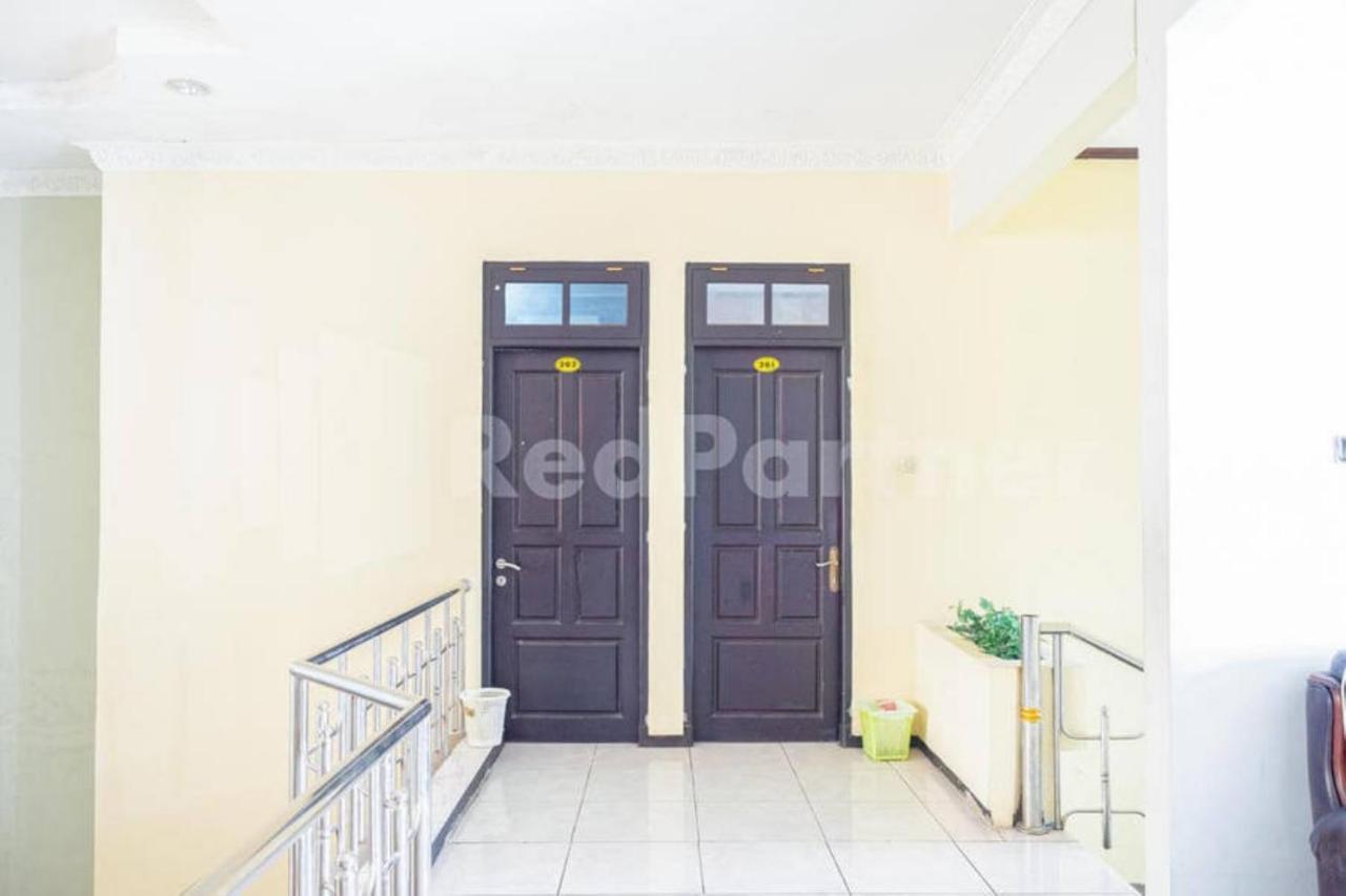 My Hommy Homestay Mitra Reddoorz Surabaya Buitenkant foto