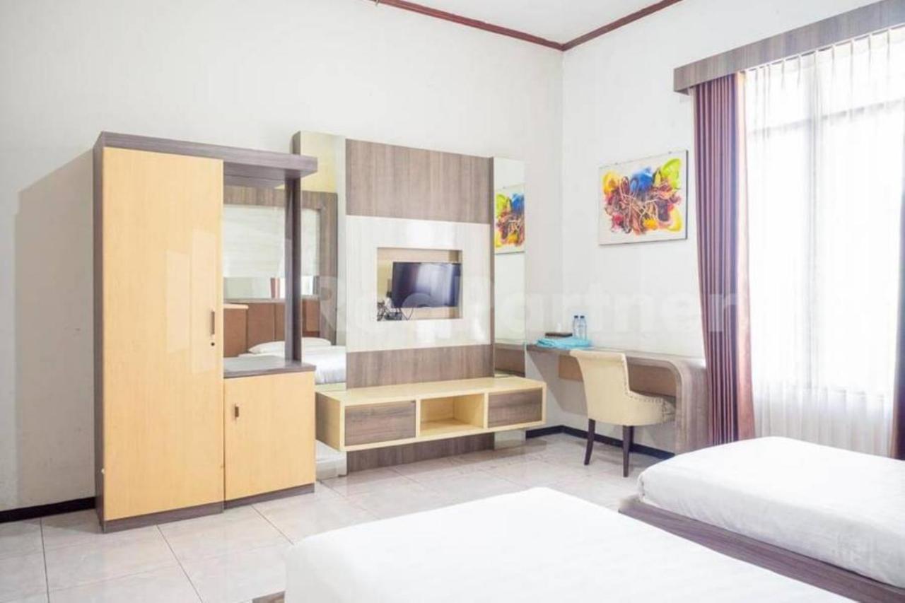 My Hommy Homestay Mitra Reddoorz Surabaya Buitenkant foto